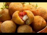 Bolinhas de calabresa com queijo