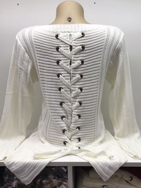 Blusa Tricot Frio Ilhos Trançado Lateral Costas
