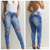 Calça jeans Hot pant rasgada e machadinha