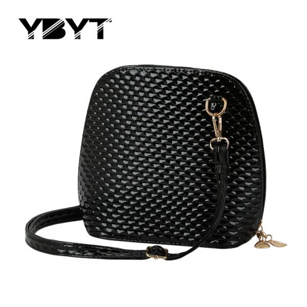 Bolsa de ombro estilo bolha na cor preta