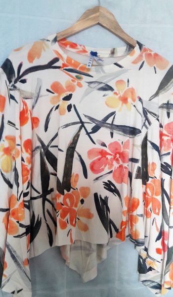 Blusa floral M nova