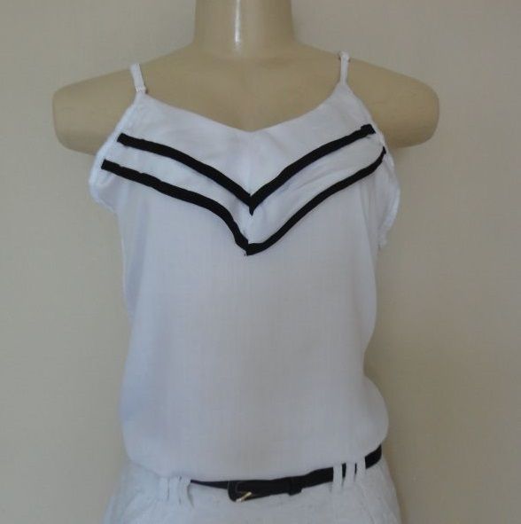 CAMISETA BABADO COM ALÇAS REGULÁVEIS