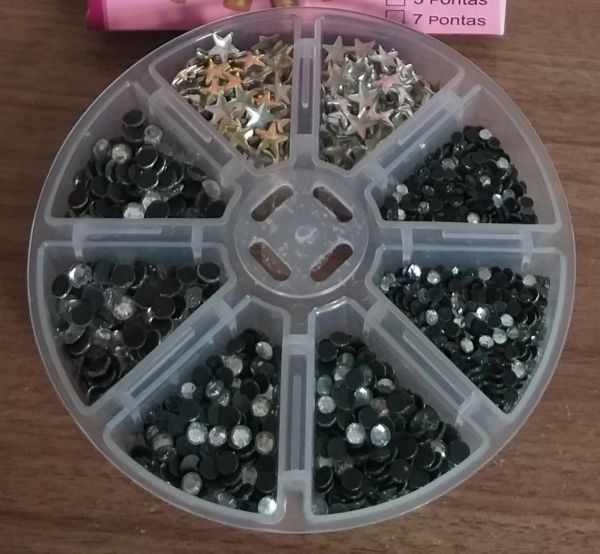 1 caixa de strass termocolante(tam 4, 5, 6 +estrelas prata e dourada) total 100g