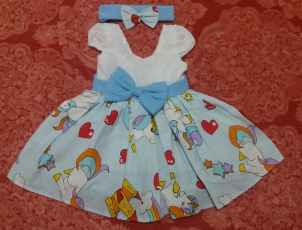Vestido Azul com Unicórnios Grandes