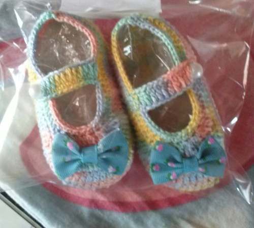 Sapatinho De Crochê Modelo Laço Mesclado