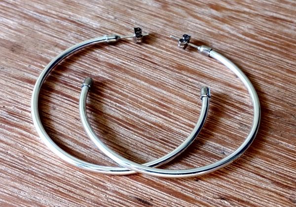 Argola folheada a ouro branco