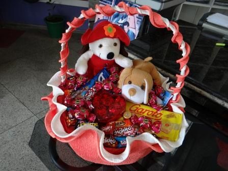 cesta de chocolate com pelúcia