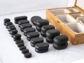 Massageadores em pedras vulcânicas