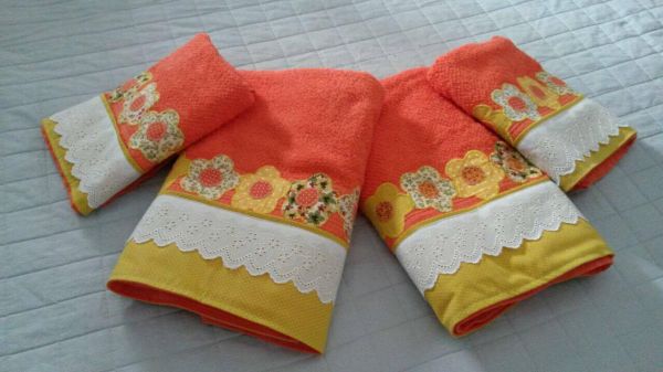Jogo de toalhas laranjas com flores