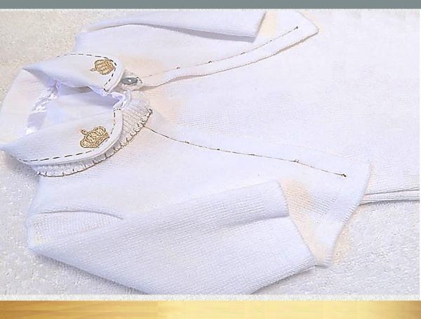 Saída de maternidade de tricô branca e dourada - tema Royal