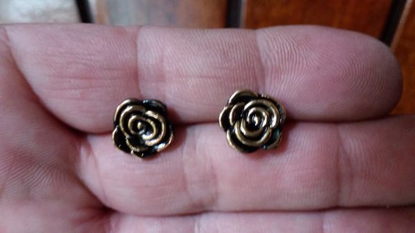 Brinco rosas negras e douradas