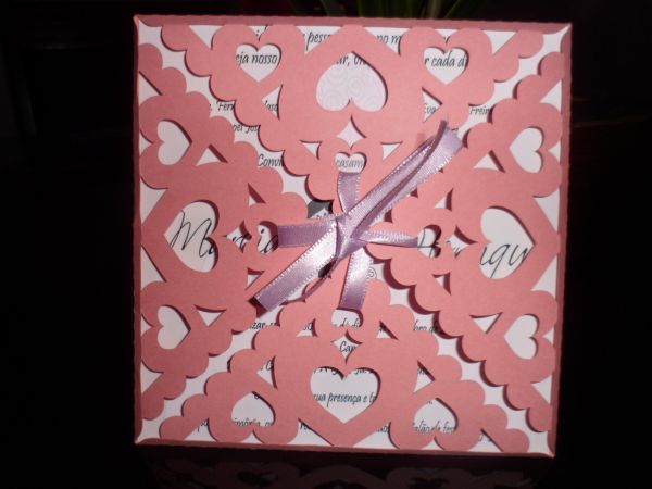 CONVITE COM ENVELOPE EM RECORTE 13X13cm