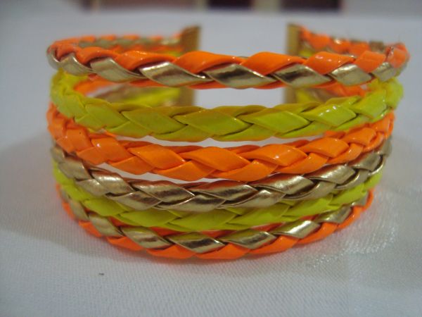 Bracelete em courinho