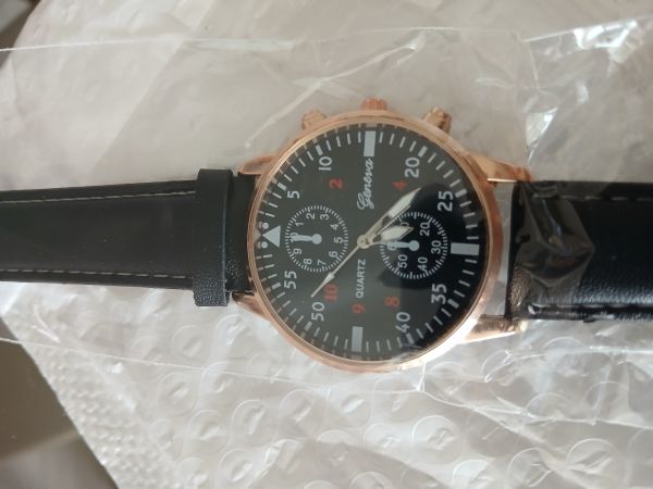 RELÓGIO MASCULINO DE QUARTZO COM PULSEIRA DE COURO PRETA.