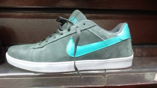 Caixa com 6 pares de Tênis Nike  SB