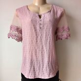 Blusa com aplicação de tule e renda nas mangas.