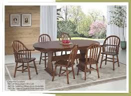 mesa oval com 2 cadeiras de braço mais 4 cadeiras e o prato giratorio