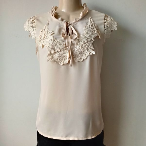 Blusa Manga Curta Renda e Pérola