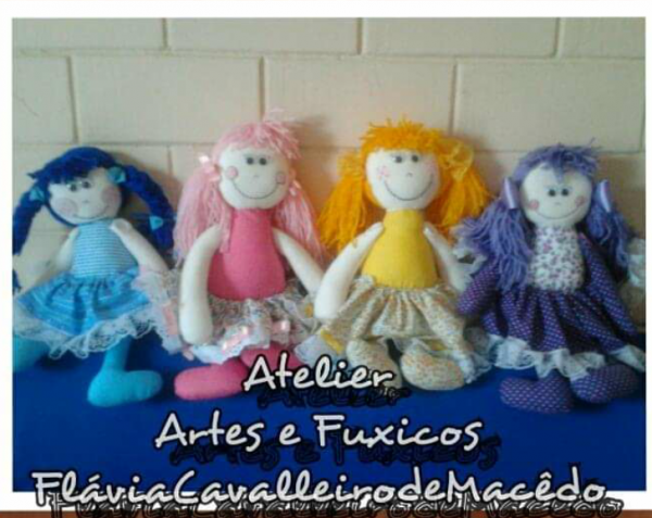 Boneca de pano arco-íris