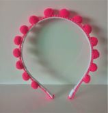 Tiara de pompom encapada