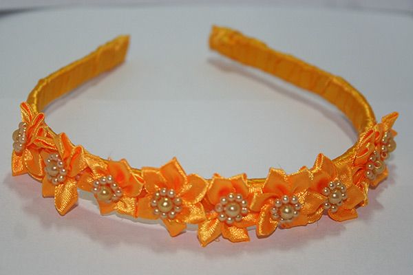 Tiara com flores de cetim com pedras.