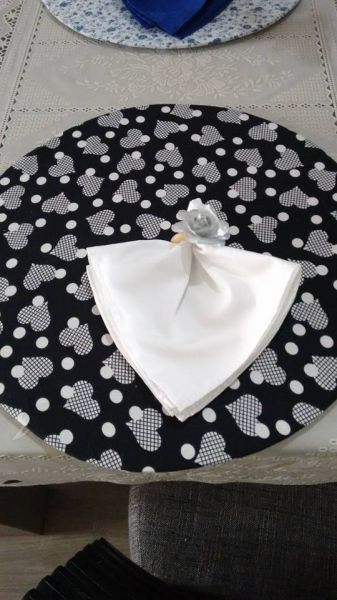 Sousplast+capinha preta com corações e bolinhas brancas