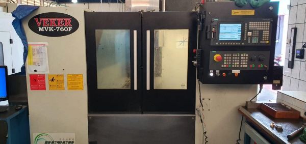 Fresadora CNC Veker MVK-760F Usada