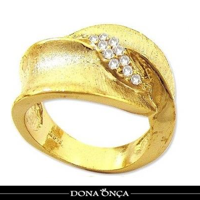 Anel grande folheado a ouro 18k e cravejado de zircônias