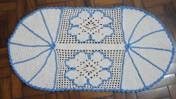 Tapete de crochê (detalhes em azul)
