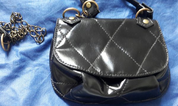Bolsa em couro preta pequena detalhes na alça (corrente sai)