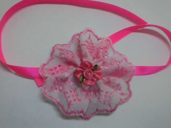 gargantilha flor de bordado com 10 unidades