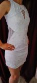 Vestido branco com correntes