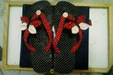 Chinelo forrado e bordado com tecido