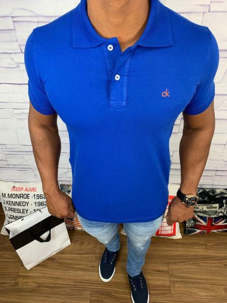 Polo Calvin Klein - Azul Logo Vermelho      Marca: Calvin Klein     REF. GHBH58