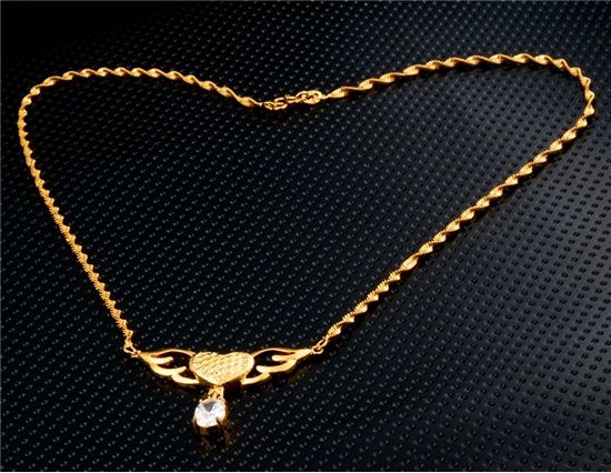 Colar de latão banhado a ouro 24k com coração em forma de asa de Zircon Pendant