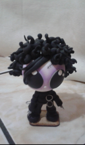 Boneco colecionável ( mãos de tesoura )   17 cm de autura