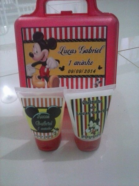 Maletinha com  sabonete liquido e hidratante personalizados