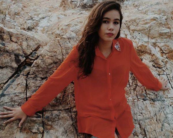 Blusa laranja com gola