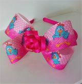 Tiara encapada com laço  galinha pintadinha