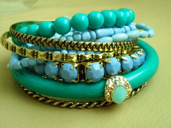 conjunto de pulseiras azuis