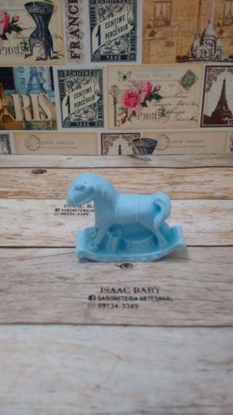 Sabonete cavalo pequeno no balanço.