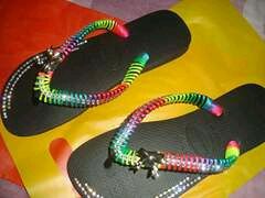 Chinelo de strass e tic-tacs