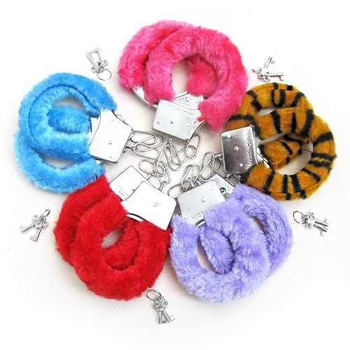 Algema de metal com pelúcia