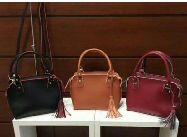 Bolsa de mão com alça auxiliar