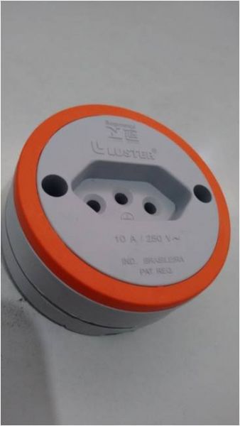 Tomada de sobrepor 2 P + T 250V 10A
