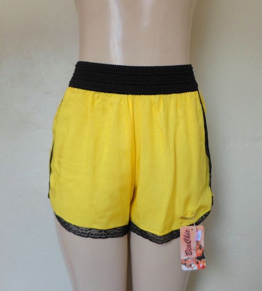 SHORT TRABALHADO EM RENDA