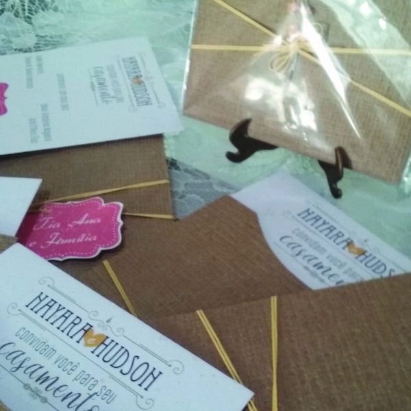 CONVITE PAPEL PLANTA - 210 x150mm - ENVELOPE KRAFT JUTA - TAG - CORDÃO ALGODÃO - SACO PLÁSTICO.