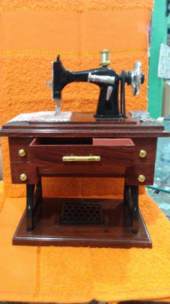 Caixa de música máquina de costura média