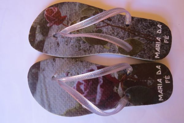 chinelo rosas congeladas maria da  fe