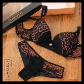 conjunto preto com detalhes laranja